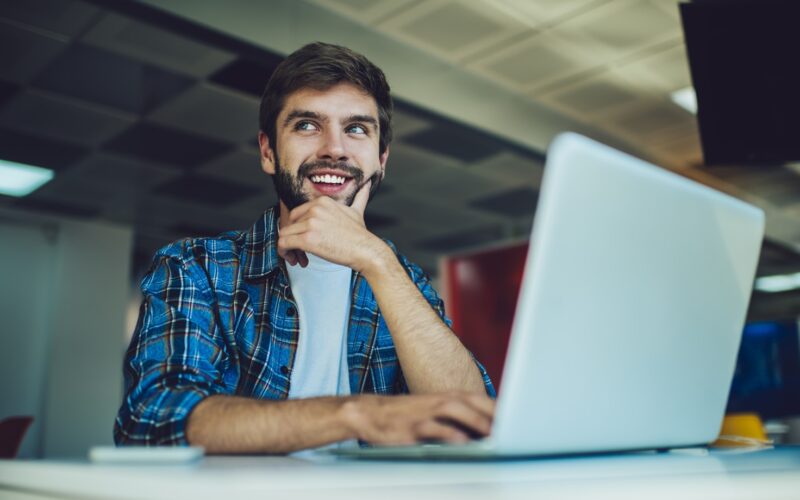 JAK FUNGUJÍ FREE SPINY – VÝHODY, LIMITY A JAK JE PROMĚNIT VE VÝHRU